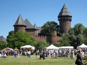 munteres Treiben rund um die Burg