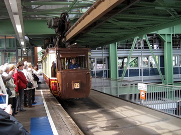 der Kaiserwagen läuft ein