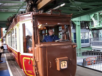 der Kaiserwagen läuft ein