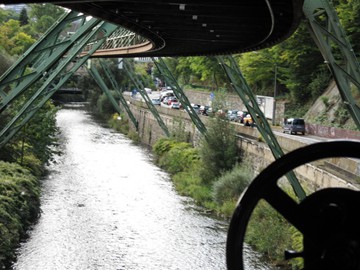 wir schweben über der Wupper