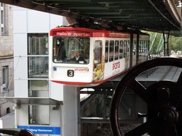 eine Bahn verläßt den Bahnhof
