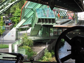 ein futuristischer Schwebebahnhof