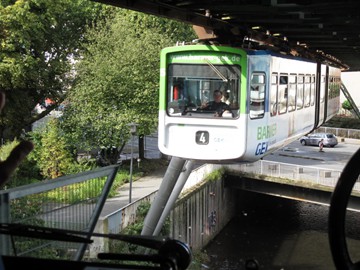 eine Bahn verläßt den Bahnhof